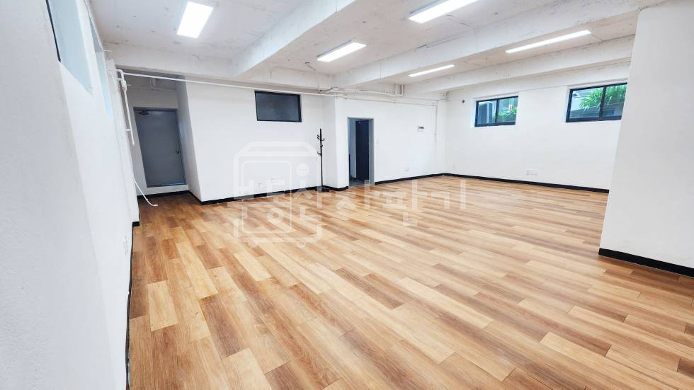 서울 강남구 논현동 무권리, 학동역 5분, 역세권, 층고3m 지하1층 임대 월세 매물번호 32796 사진 4