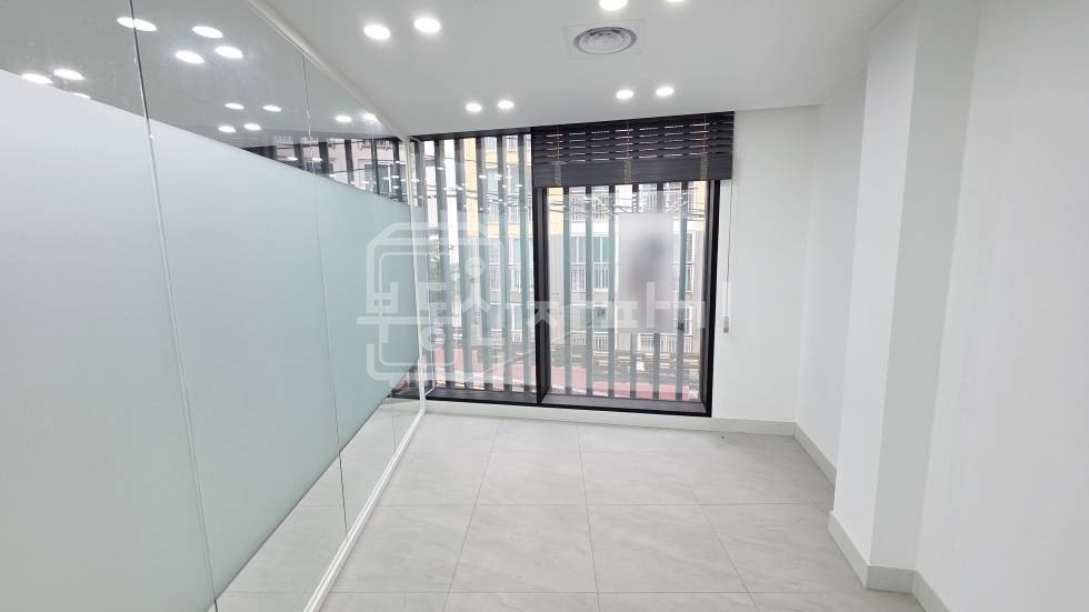 서울 강남구 논현동 무권리, 언주역 도보 5분, 역세권, 코너건물 2층 임대 월세 매물번호 34935 사진 6