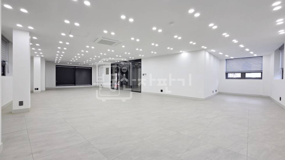 서울 강남구 논현동 무권리, 언주역 도보 5분, 역세권, 코너건물 1층 임대 월세 매물번호 32043 사진 2