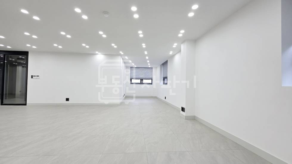 서울 강남구 논현동 무권리, 언주역 도보 5분, 역세권, 코너건물 1층 임대 월세 매물번호 32043 사진 3