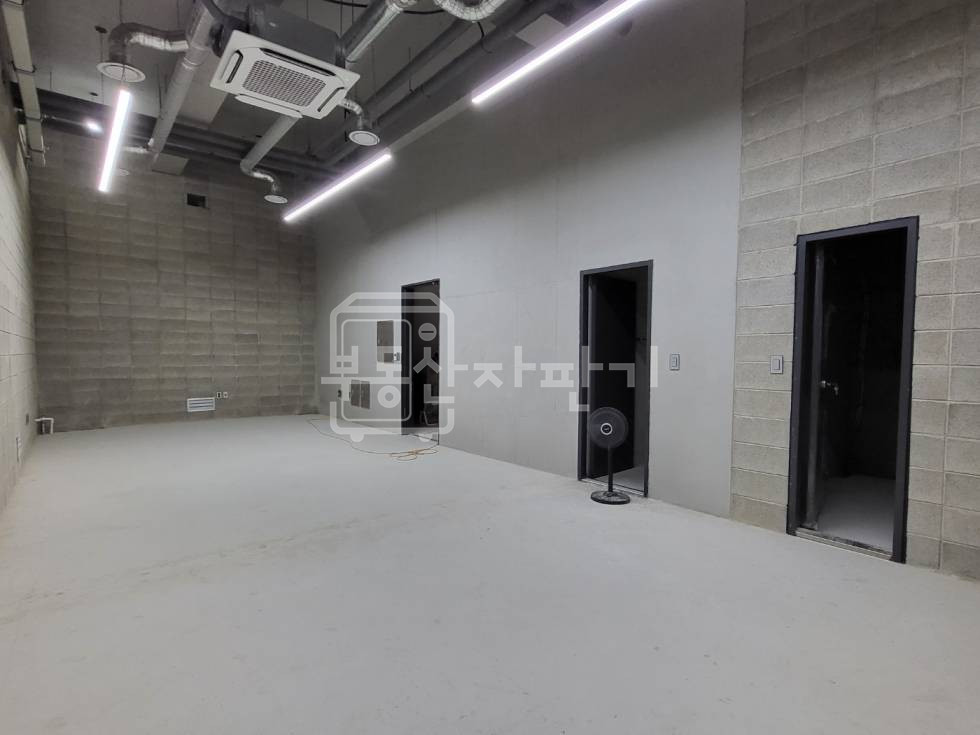 서울 강남구 논현동 무권리, 강남구청역 8분, 역세권, 높은층고(4.7M), 지하1층 임대 월세 매물번호 33715 사진 1