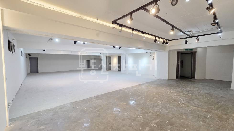 서울 강남구 청담동 무권리 강남구청역 도보 3분 초역세권, 지하 1층 임대 월세 매물번호 34900 사진 1