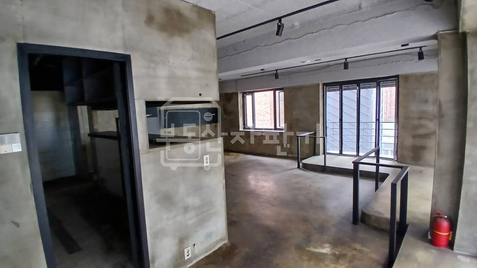 서울 강남구 신사동 무권리, 신사역 7분, 역세권, 2층 임대 월세 매물번호 35040 사진 3