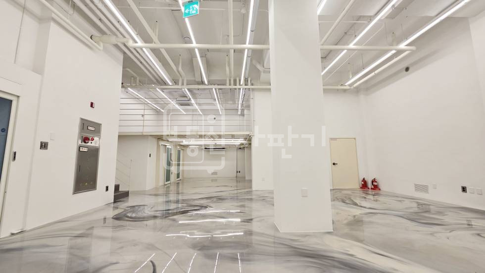 서울 강남구 도곡동 매봉역 도보 2분, 초역세권, 이면도로, 지하1층 임대 월세 매물번호 30506 사진 3