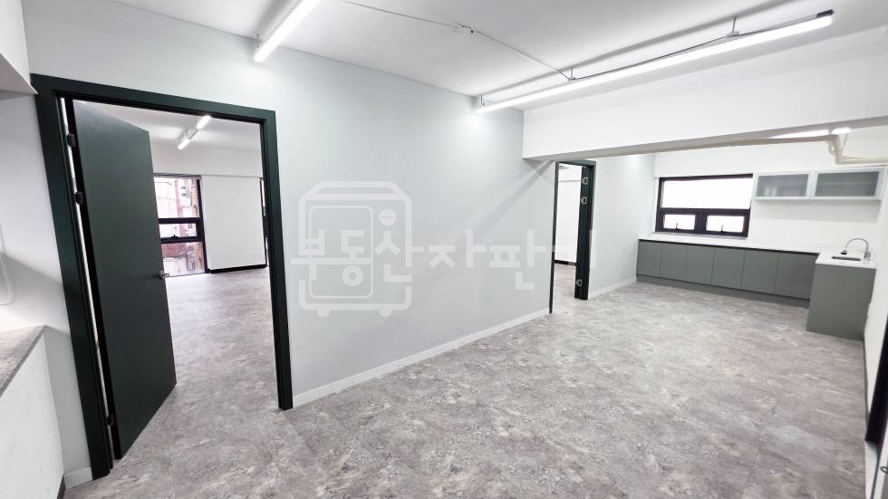서울 강남구 역삼동 무권리, 역삼1동주민센터 인근, 이면도로 3층 임대 월세 매물번호 33890 사진 1