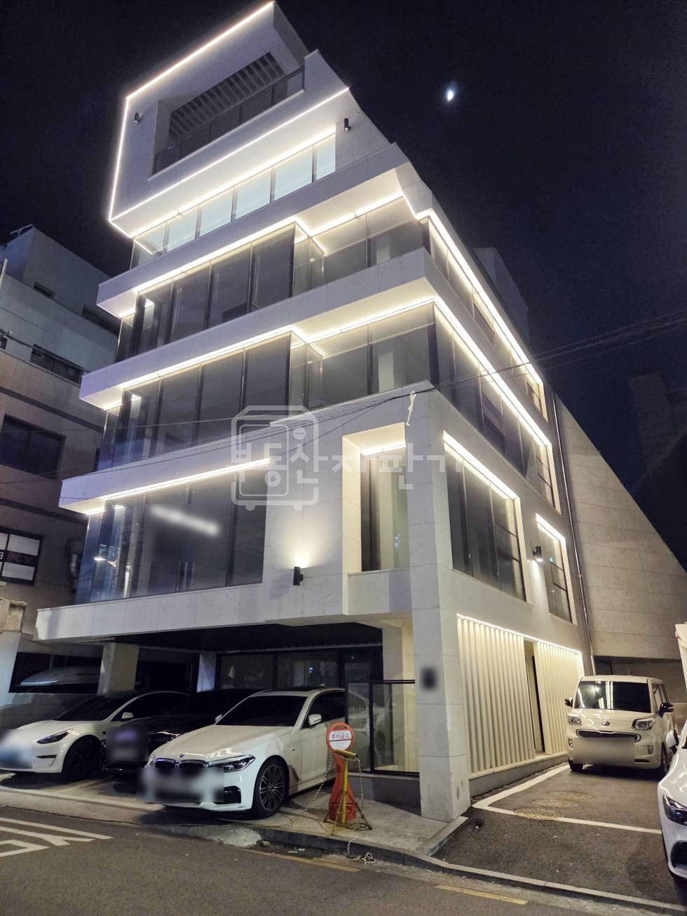 서울 서초구 반포동 논현역 도보 2분, 초역세권, 대로변, 4층 임대 월세 매물번호 33980 사진 2