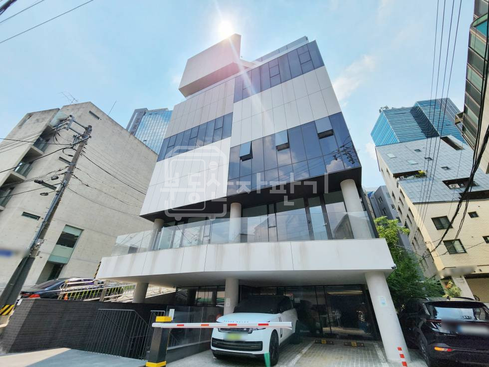 서울 강남구 신사동 무권리, 신사역 10분, 역세권, 2층 임대 월세 매물번호 35212 사진 1