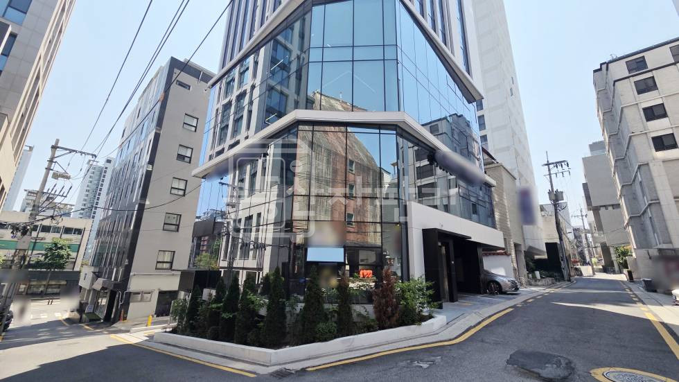 서울 강남구 논현동 강남구청역 도보 3분, 초역세권, 코너건물 지하1층 임대 월세 매물번호 35236 사진 1