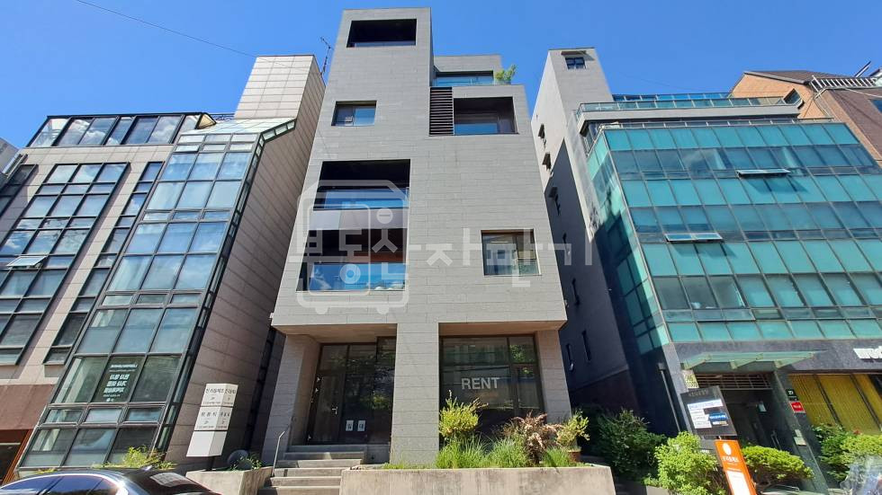 서울 서초구 서초동 무권리, 2.3호선 교대역 3분, 초역세권, 지상1층 임대 월세 매물번호 34286 사진 1