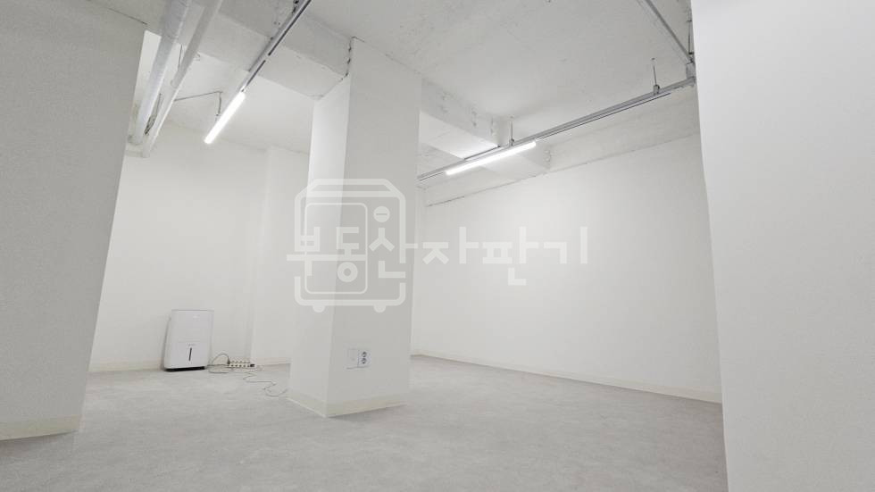 서울 서초구 서초동 무권리, 서초역 도보 3분, 초역세권, 코너건물, 지하1층임대 월세 매물번호 35394 사진 3
