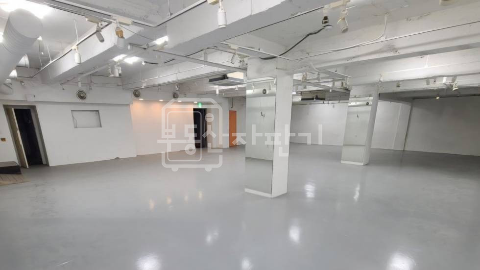 서울 강남구 신사동 무권리, 신사역 도보 8분, 역세권, 도로변, 지하1층 임대 월세 매물번호 35439 사진 5