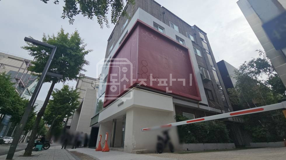 서울 강남구 신사동 무권리, 신사역 도보 8분, 역세권, 도로변, 4층 임대 월세 매물번호 28327 사진 1
