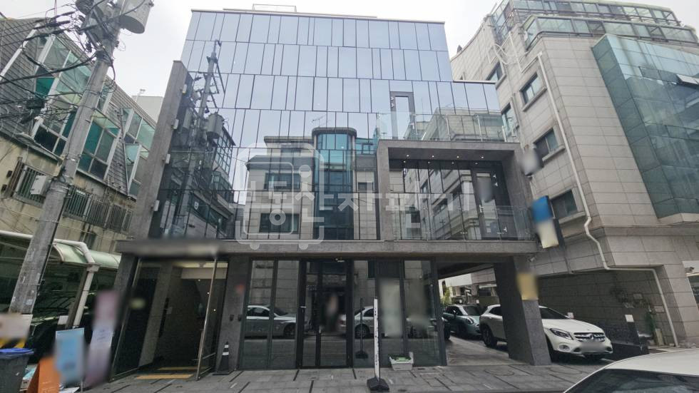 서울 강남구 신사동 압구정역 도보 4분, 역세권, 이면도로, 5층 임대 월세 매물번호 35361 사진 1