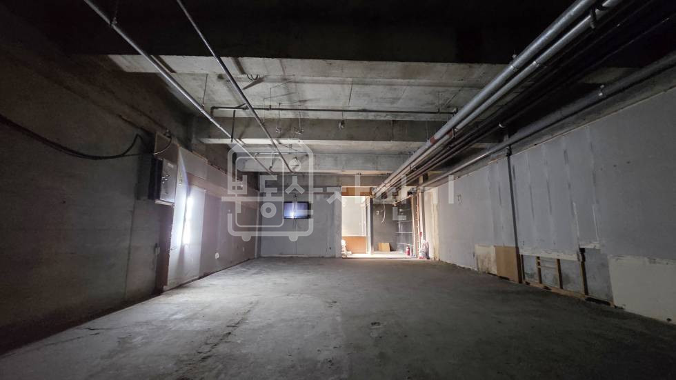 서울 서초구 잠원동 무권리, 신사역 도보 3분, 초역세권, 대로변, (선큰)지하1층 임대 월세 매물번호 35497 사진 3