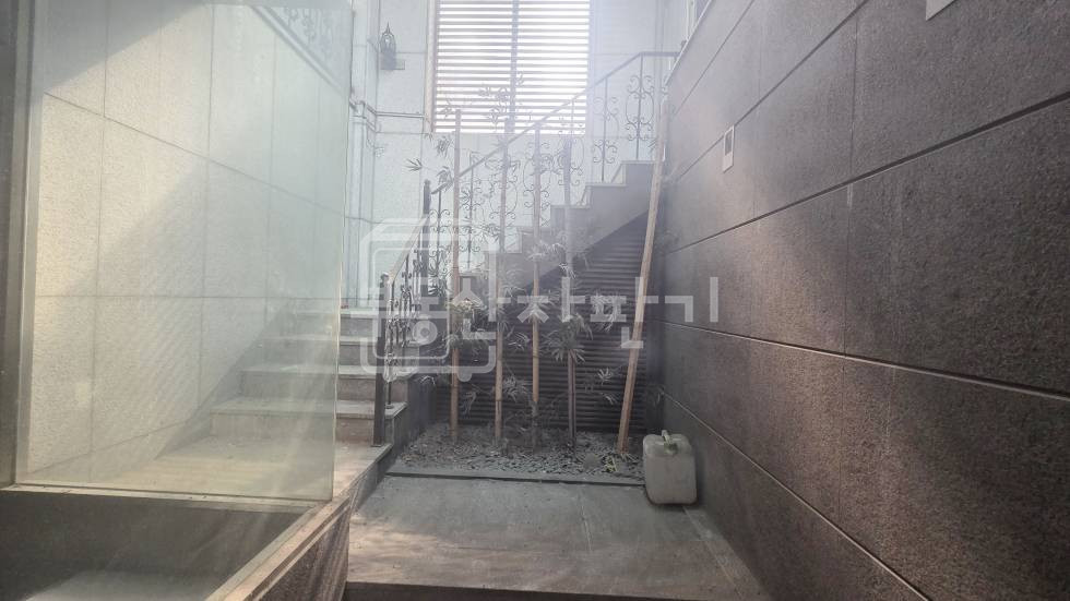 서울 서초구 잠원동 무권리, 신사역 도보 3분, 초역세권, 대로변, (선큰)지하1층 임대 월세 매물번호 35497 사진 5