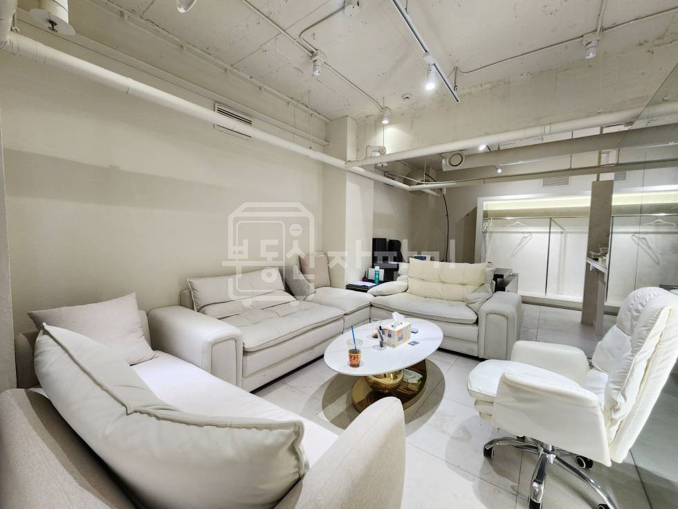 서울 강남구 논현동 논현역 도보 6분, 역세권, 대로변, 지하1층 임대 월세 매물번호 33975 사진 2