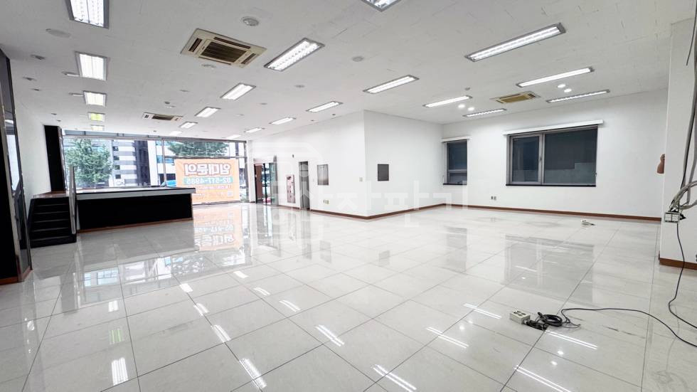서울 강남구 역삼동 무권리, 르네상스사거리 대로변, 1층 점포 월세 매물번호 30590 사진 1