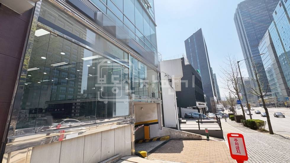 서울 강남구 역삼동 무권리, 르네상스사거리 대로변, 1층 점포 월세 매물번호 30590 사진 6