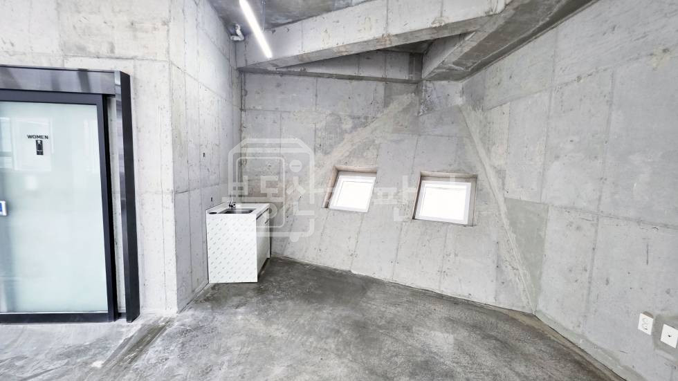 서울 강남구 논현동 무권리, 논현역 2분, 초역세권, 3층 임대 월세 매물번호 35607 사진 4