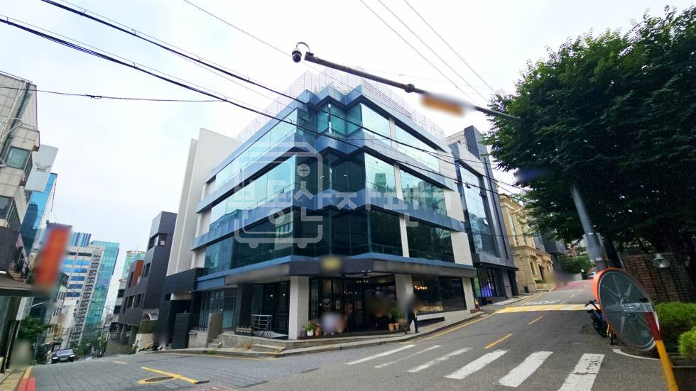 서울 강남구 논현동 무권리, 초역세권, 신사역 도보 3분, 이면도로, 코너 건물, 4층 임대 월세 매물번호 35716 사진 1