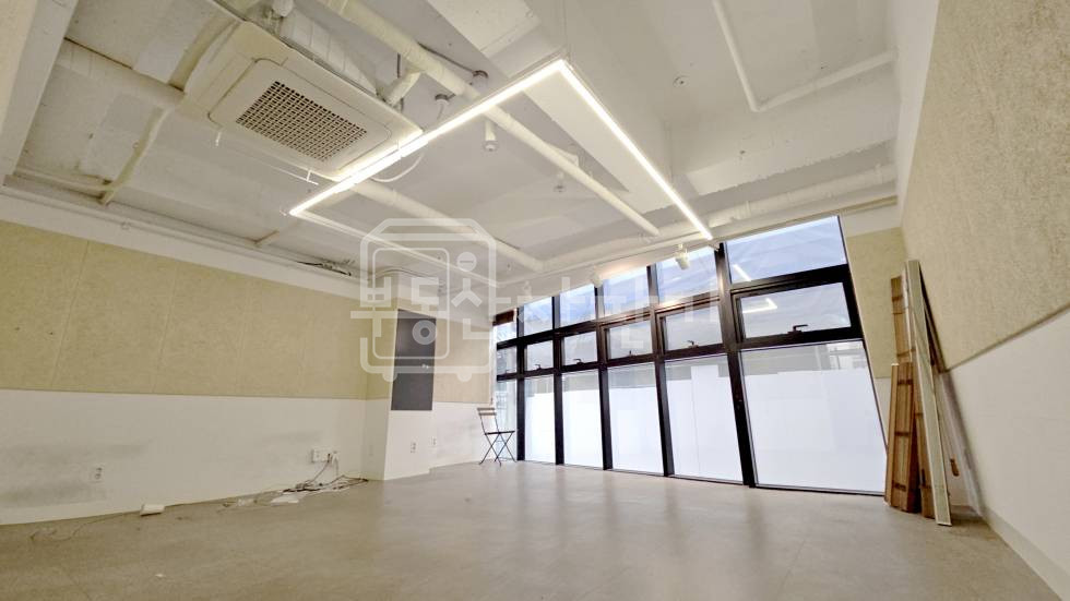 서울 강남구 논현동 무권리, 초역세권, 신사역 도보 1분, 이면도로, 코너 건물, 1층 임대 월세 매물번호 35717 사진 4