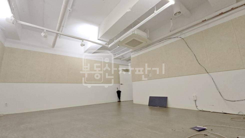 서울 강남구 논현동 무권리, 초역세권, 신사역 도보 1분, 이면도로, 코너 건물, 1층 임대 월세 매물번호 35717 사진 6