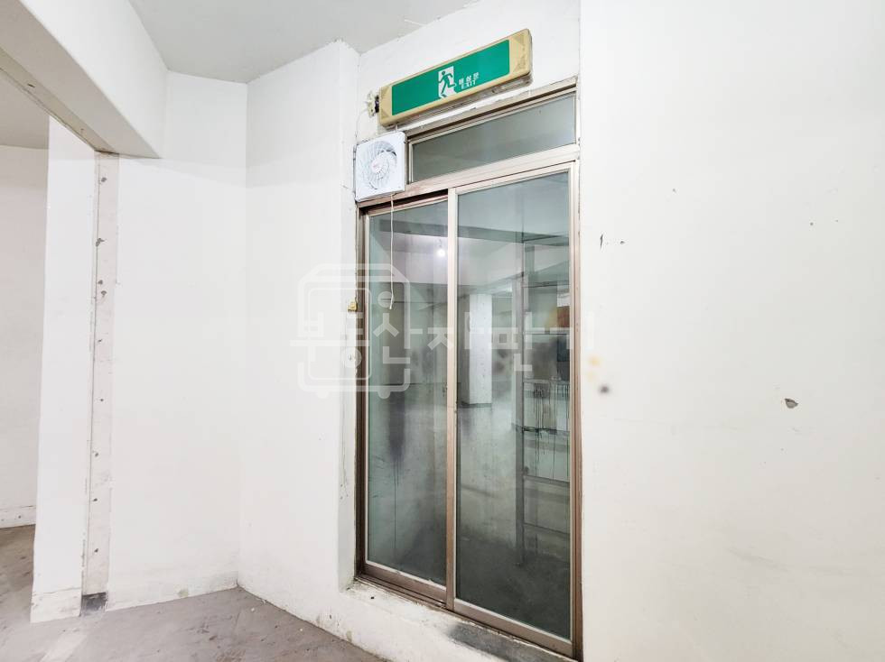 서울 강남구 역삼동 무권리, 역삼초교 교차로 인근, 코너건물, 지하 1층 임대 월세 매물번호 33702 사진 5