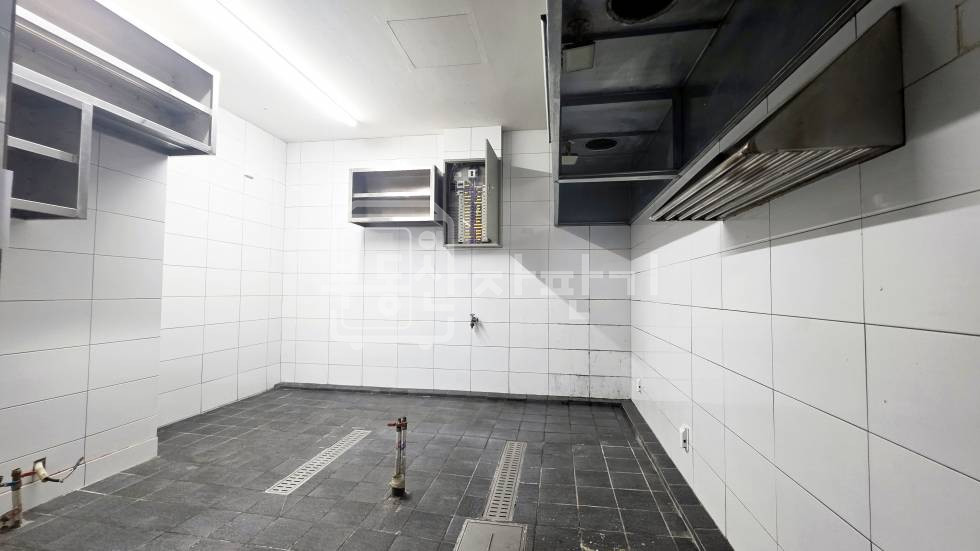 서울 강남구 청담동 무권리, 압구정로데오역 3분, 초역세권, 지하1층 임대 월세 매물번호 35808 사진 3