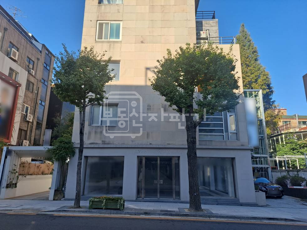 서울 강남구 신사동 무권리, 신사역 도보 9분, 가로수길, 대로변, 1층~2층 월세 매물번호 35490 사진 1