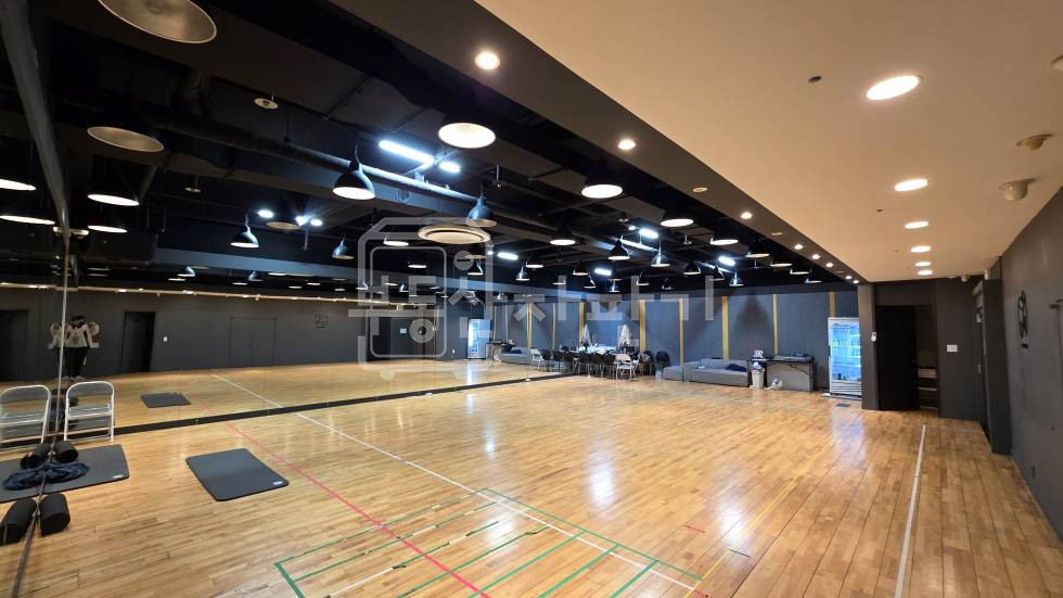 서울 강남구 논현동 무권리, 더블역세권, 안무연습실, 대로변 , 코너건물, 지하1층, 임대 월세 매물번호 33054 사진 1