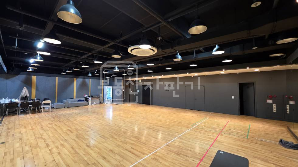 서울 강남구 논현동 무권리, 더블역세권, 안무연습실, 대로변 , 코너건물, 지하1층, 임대 월세 매물번호 33054 사진 2