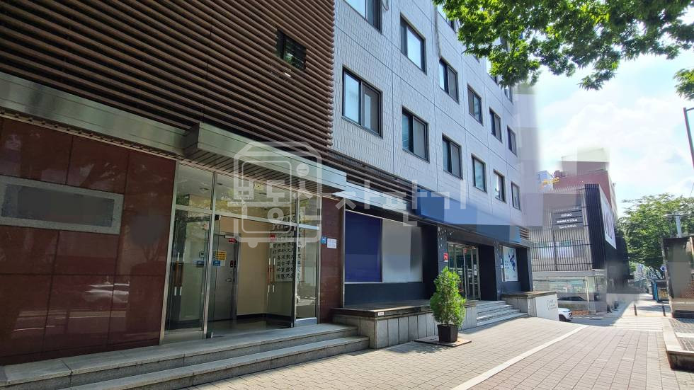서울 강남구 논현동 무권리, 논현역 도보 2분거리 초역세권, 대로변 상가 월세 매물번호 35978 사진 2