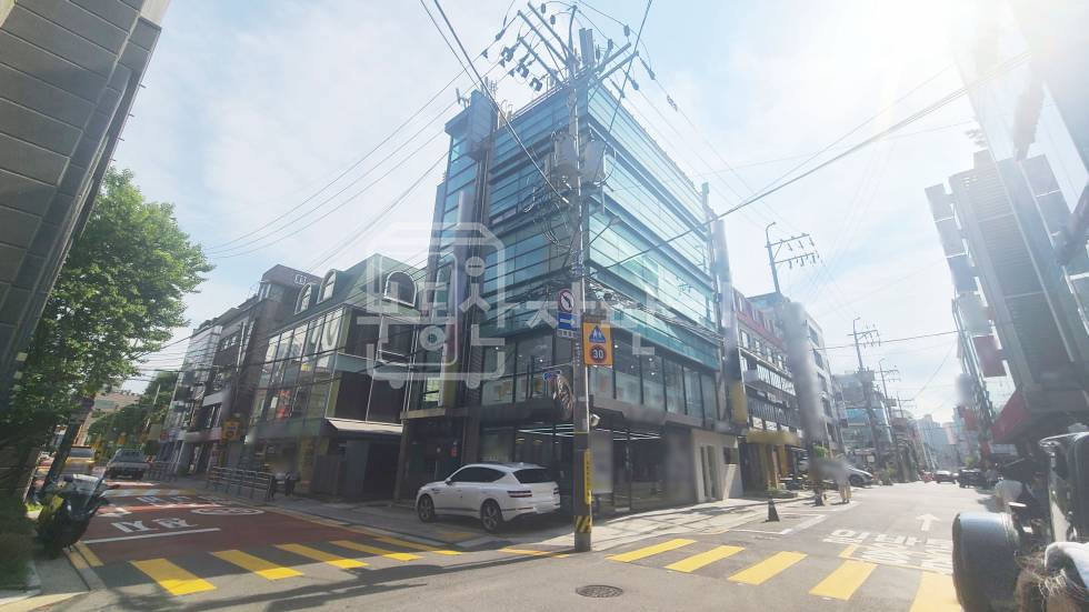서울 강남구 신사동 압구정역 도보 6분 역세권, 코너건물 월세 매물번호 26466 사진 1